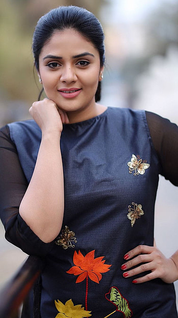 Sreemukhi, telugu actress, model, cute face, gorgeous, glamorous HD phone wallpaper
