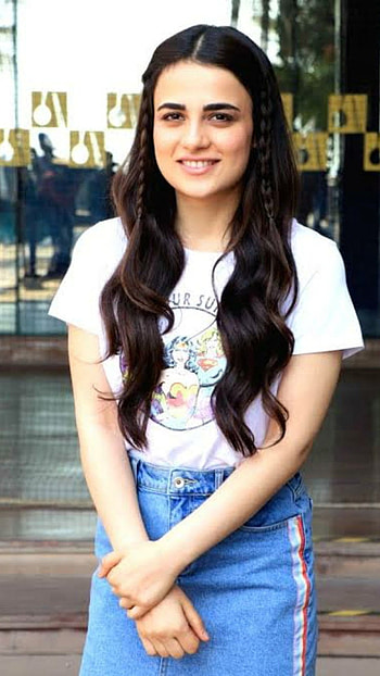 Radhika Madan, Beautiful HD phone wallpaper