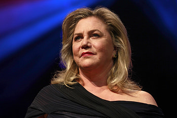 Kathleen Turner, West End comeback, Theater news, Entertainment updates HD wallpaper