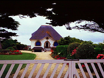 Joli Maissonette, blue, white, fence plants, trees, flowers, cottage, france, walkway HD wallpaper