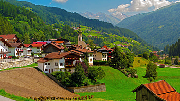 Country house, Suburban skyline, City outskirts, Tranquil escape HD wallpaper