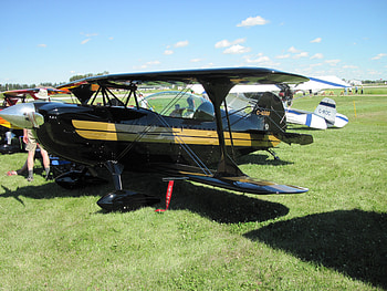 Airplane at the air show in Alberta 06, blue, black, green, airplane, Private Planes, sky, grass, gold HD wallpaper