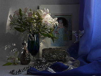 Timeless, blue, vase, jewelry, perfume bottle, silk, pearls, glass, babys breath, silver, flowers, jewelry case HD wallpaper