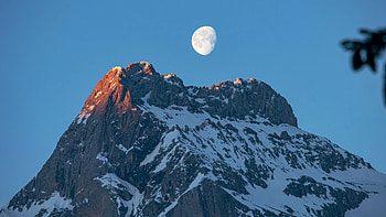 First light and the moon - Aermighorn, Switzerland, alps, snow, sunrise, mountain HD wallpaper