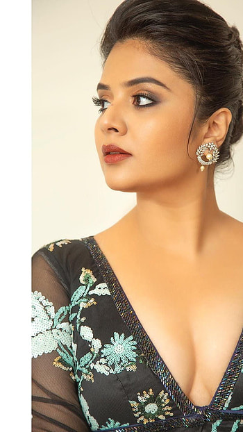 Sreemukhi, telugu actress, anchor HD phone wallpaper