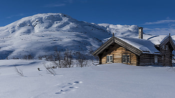 Winter in Northern Norway, cabin, snow, trees, steps, landscape, sky, mountains HD wallpaper