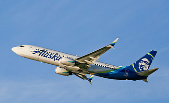 Alaska Airlines, First class experience, Seattle to Hawaii route, Culinary delights HD wallpaper