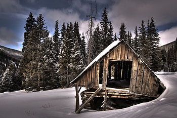 Old winter barn, winter, white, barn, landscape, cold, r, beautiful, beauty, silence, old, wood, snow, clouds, trees, nature, sky HD wallpaper
