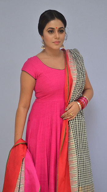 Poorna, multilingual actress, model HD phone wallpaper