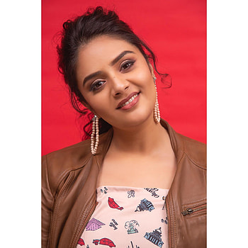 Sreemukhi, Telugu actress, hair HD phone wallpaper