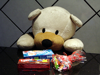 bear wants chocolates, other, toy, chocolates, bear HD wallpaper