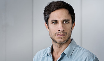 Gael Garcia Bernal, High-definition , Striking background HD wallpaper