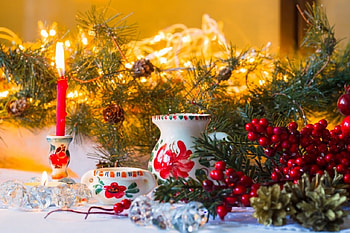 Happy Holiday, vase, candles, Christmas, lights HD wallpaper