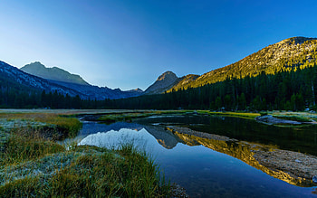 A frosty morning over Evolution Creek in Evolution Valley in Kings Canyon National Park, California, sky, mountains, water, reflections, usa HD wallpaper