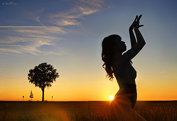 girl in sunset, silhoutte, sky, nature, girl, sun, sunset, tree HD wallpaper