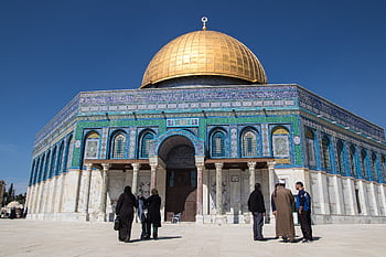 Iconic Dome of the Rock with golden dome in Jerusalem, showcasing Islamic architecture under a clear blue sky. HD wallpaper