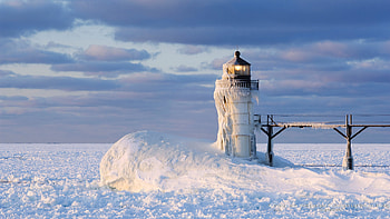St Joseph North Pier Lighthouse on a Frozen Lake Michigan, ice, man made, lighthouse HD wallpaper