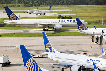 George Bush Intercontinental Airport, Throttling down, Profits soar, Houston HD wallpaper