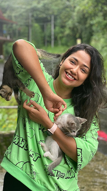 Sohini Sarkar, pet lover, bengali actress HD phone wallpaper
