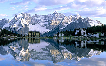 LAKE RESORT, apartment, reflection, hotels, houses, lake, vacation, mountain HD wallpaper