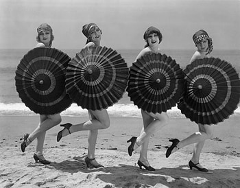 Four beauties, girl, beach, woman, sea, black, white, parasol, bw, retro, summer, four, vintage, vara HD wallpaper