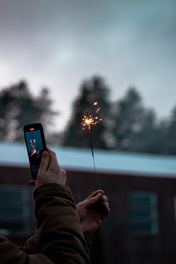 Hand, Sparks, Miscellanea, Miscellaneous, Tele, Sparkler HD phone wallpaper