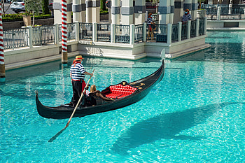 Venetian gondola, Pricing details, Tips and tricks, Authentic adventure HD wallpaper