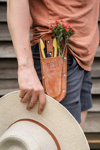 Flowers, Hand, Miscellanea, Miscellaneous, Human, Person, Hat HD phone wallpaper