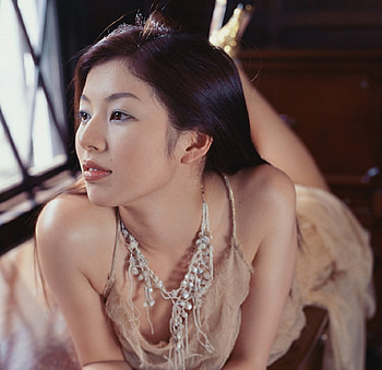 KANAKO YAMAGUCHI, SPAGHETTI STRAPS, PEARLS, BIEGE DRESS, LOOKING OUT OF WINDOW, BRUNETTE, ON TABLE HD wallpaper