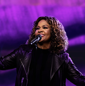 CeCe Winans, Lutcher performance, Shining talent, Beaumont Examiner HD phone wallpaper