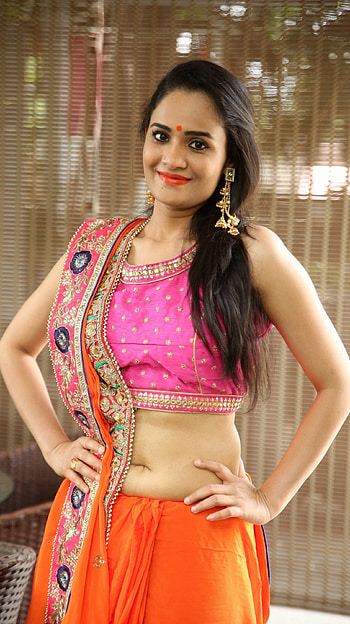 Usha karupati, navel show, telugu actress, anchor HD phone wallpaper