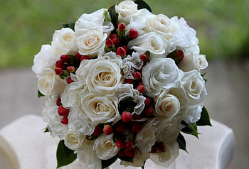 Flowers, Roses, Berries, Registration, Typography, Bouquet, Handsomely, It's Beautiful HD wallpaper