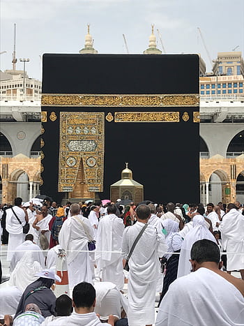 Mass of pilgrims gathered around the Kaaba in Mecca, Saudi Arabia during Hajj pilgr. HD phone wallpaper