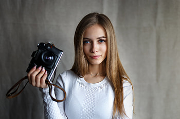 Camera, white t-shirt, smile, blonde HD wallpaper