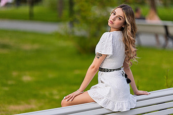 Girl Sitting On Bench Looking Back, girls, model HD wallpaper