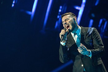 Ochman, Polish singer, Eurovision season color, Turin 2022 HD wallpaper