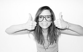 Kristen Wiig, Monochrome, Smile , Black and white HD wallpaper