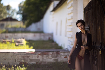 Dreamer, cowgirls, ranch, barn, brunettes HD wallpaper