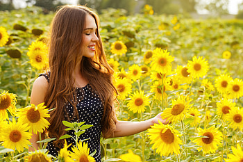 Girl In Sunflower Field Smiling, girls, model, sunflowers, field HD wallpaper