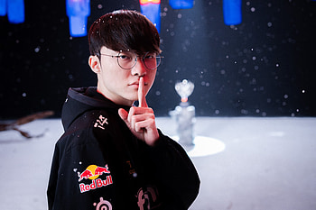T1 Esports Pro Gamer with Trophy - Faker, Faker (League Of Legends), video game, T1, silence HD wallpaper