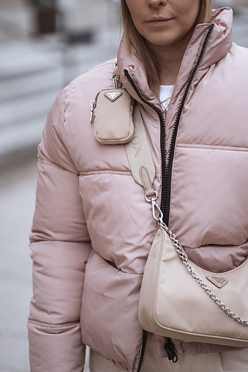 Fugnger patron decke, Multi Pochette Prada, Beige color, Fashion accessories HD phone wallpaper