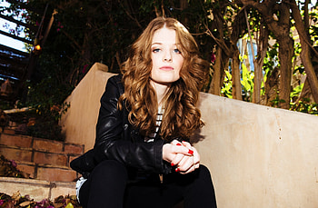 Pretty actress, sit, Meegan Warner HD wallpaper