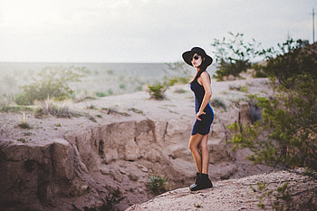 A Walk, cowgirls, ranch, brunettes, rocks, mountain, hats HD wallpaper