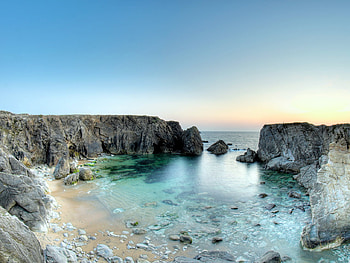 The last ray of sunshine.., sunshine, scenery, cool, sky, nature, last ray, rocks, beach HD wallpaper