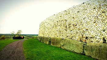 Newgrange, Neolithic style, Kate Shrewsday, Artistic expression HD wallpaper