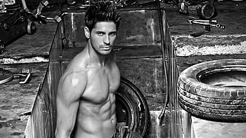 Sidharth Malhotra In GQ, sidharth-malhotra, monochrome, indian-celebrities, male-celebrities HD wallpaper