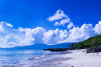 Blue sky, tropical beach, white clouds, beach HD wallpaper