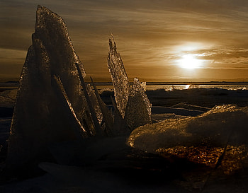 Cold sunset, winter, cold, background, fantasy, clouds, nature, sky, water, sun, ice, sunset HD wallpaper