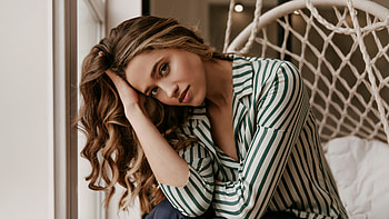 Wavy Hair Girl Sitting On Cozy Hammock Chair, girls, model, hoot HD wallpaper