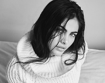 Girl Closeup Wearing Sweater Monochrome, girls, model, monochrome, black-and-white, sweater HD wallpaper